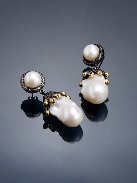 

shaze Black Contemporary Drop Earrings