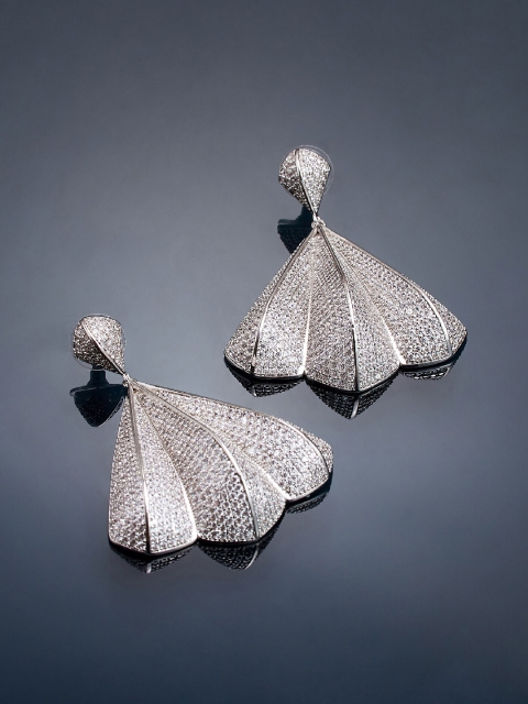 

shaze Silver-Toned Feather Shaped Drop Earrings