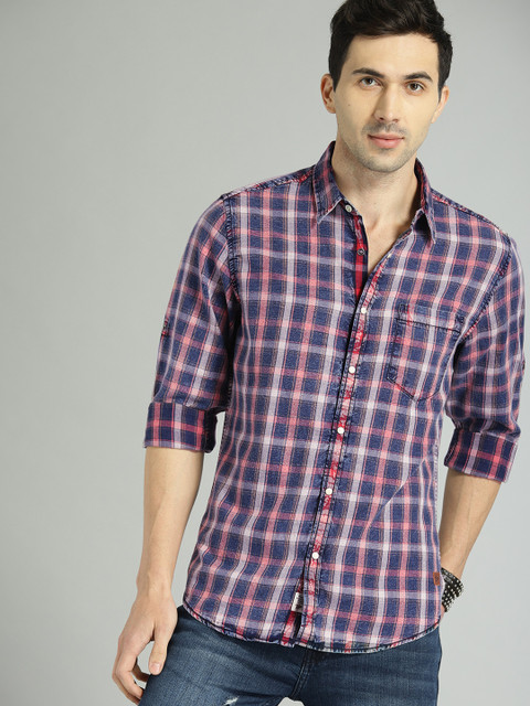 

Roadster Men Navy Blue & Pink Regular Fit Checked Casual Shirt