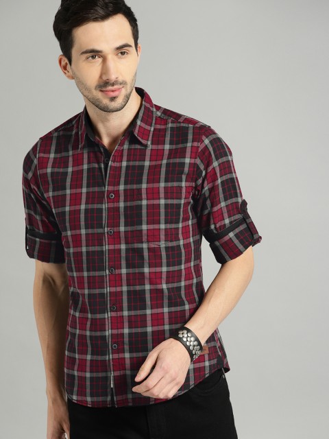 

Roadster Men Maroon & Black Regular Fit Checked Casual Shirt