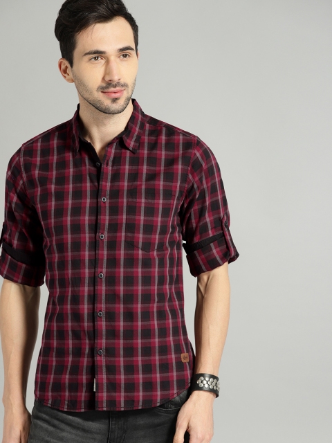 

The Roadster Lifestyle Co Men Maroon & Black Regular Fit Checked Casual Shirt