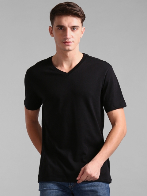 

GAP Men Black Solid V-Neck T-shirt