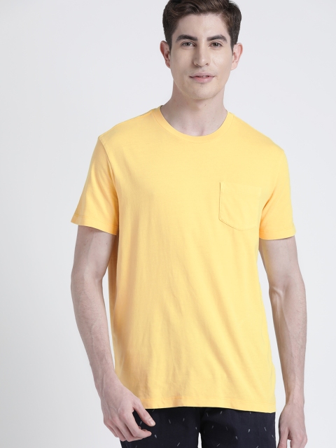 

GAP Men's Vintage Wash Pocket T-Shirt, Yellow