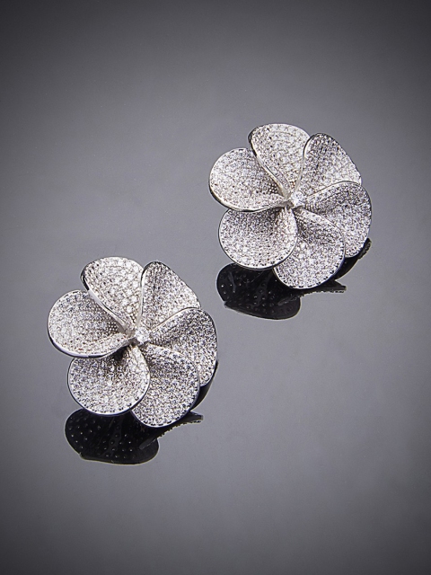 

shaze Silver-Toned Floral Studs