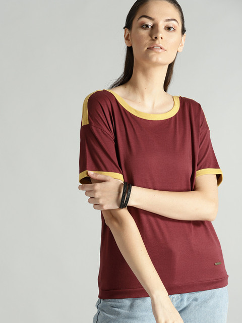 

The Roadster Lifestyle Co Women Burgundy Solid Round Neck T-shirt
