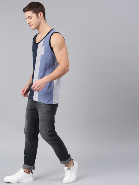 

Maniac Men Navy Blue & Grey Colourblocked Slim Fit Round Neck T-shirt