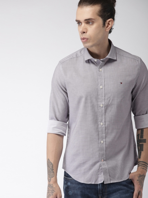 

Tommy Hilfiger Men White & Navy Blue Regular Fit Checked Casual Shirt