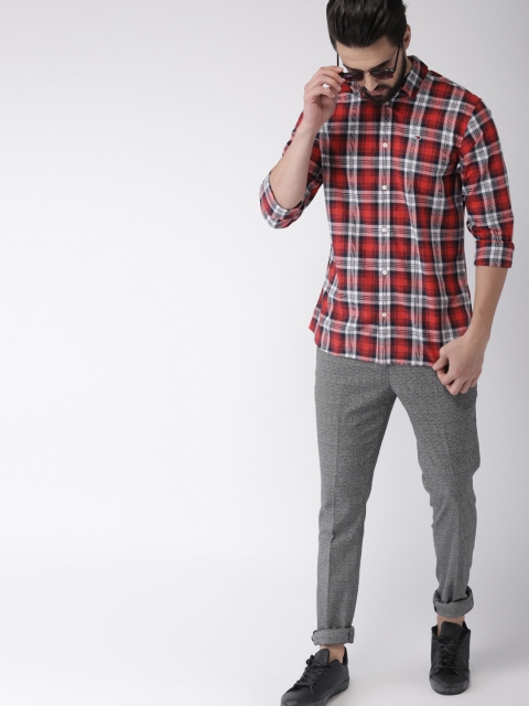 

Tommy Hilfiger Men Red & Black Regular Fit Checked Casual Shirt