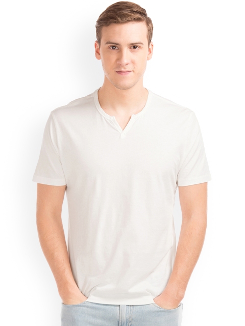 

GAP Men White Solid Round Neck T-shirt