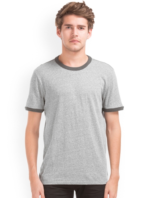 

GAP Men Grey Solid Round Neck T-shirt