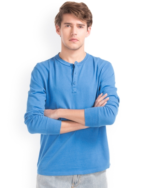 

GAP Men Blue Solid Henley Neck T-shirt