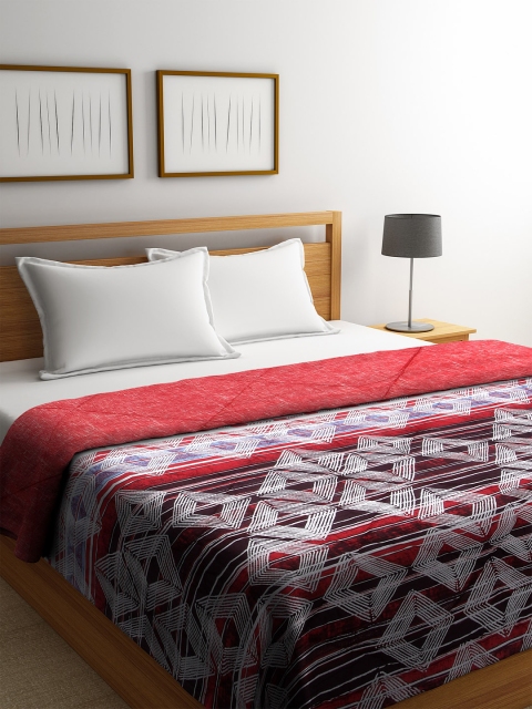 

SPACES Maroon & Beige Geometric AC Room 150 GSM Double Bed Quilt