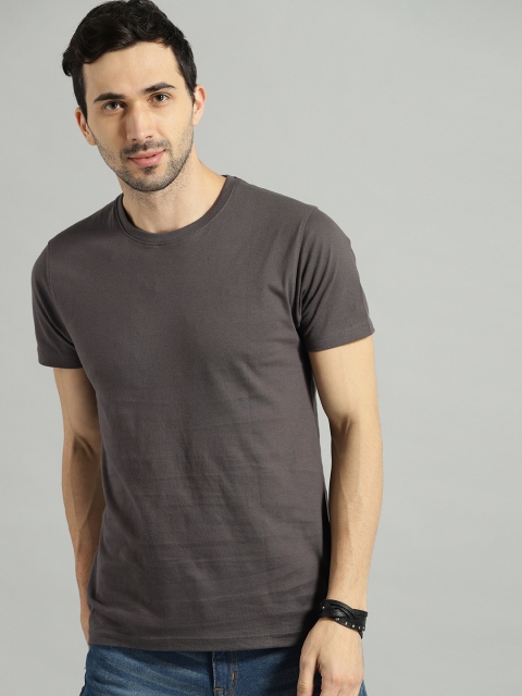 

Roadster Men Grey Solid Round Neck T-shirt