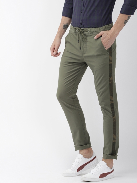 

Levis Men Green Slim Tapered Fit Solid Regular Trousers