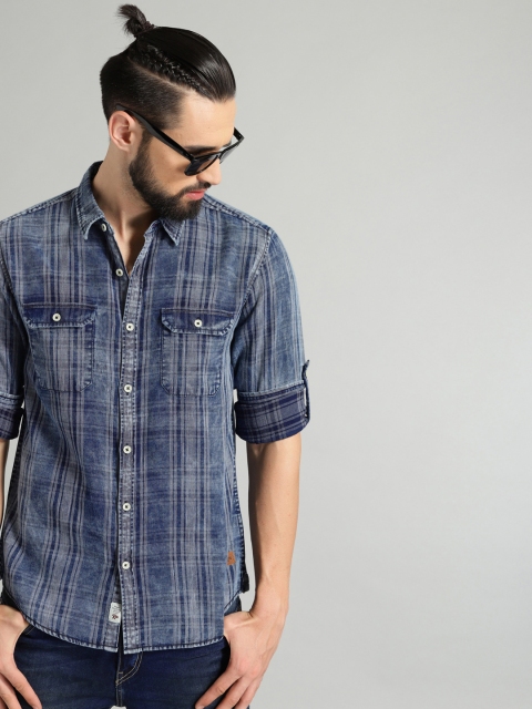 

Roadster Men Blue & White Regular Fit Checked Casual Shirt