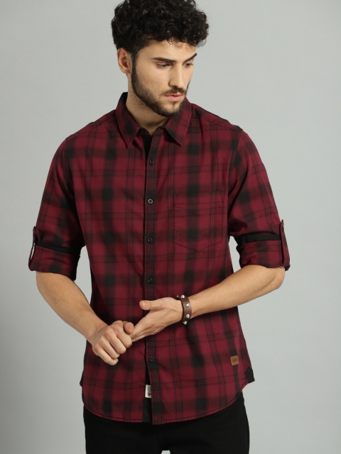 

Roadster Men Maroon & Black Regular Fit Checked Casual Shirt