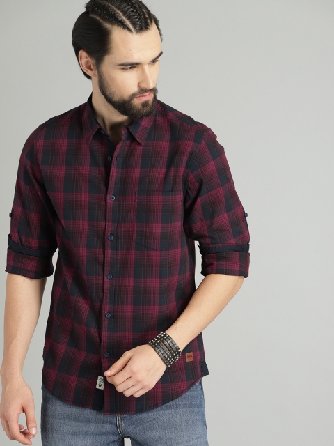 

Roadster Men Maroon & Black Regular Fit Checked Casual Shirt