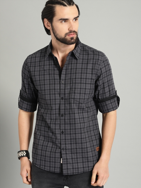 

Roadster Men Grey & Black Regular Fit Checked Casual Shirt