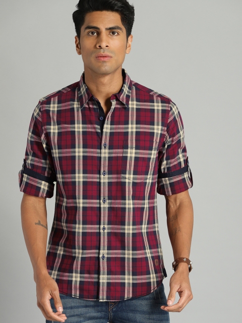 

Roadster Men Maroon & Navy Blue Regular Fit Checked Casual Shirt