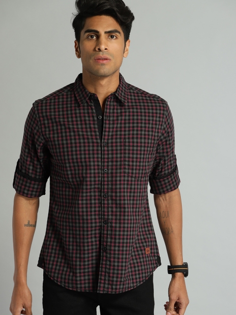 

Roadster Men Grey & Maroon Regular Fit Checked Casual Shirt