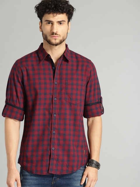 

Roadster Men Maroon & Navy Blue Regular Fit Checked Casual Shirt