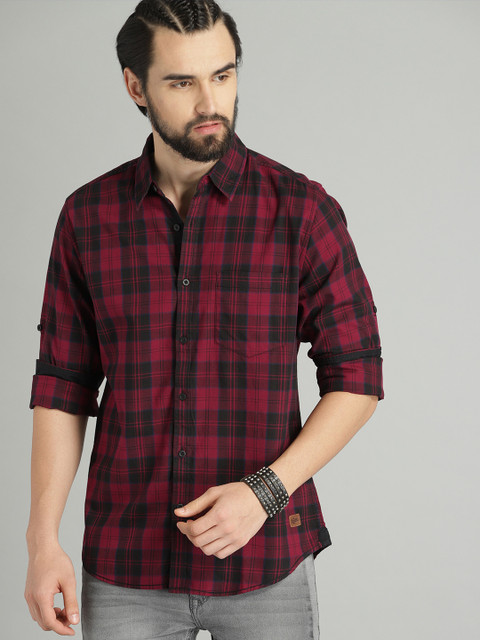 

Roadster Men Maroon & Black Regular Fit Checked Casual Shirt