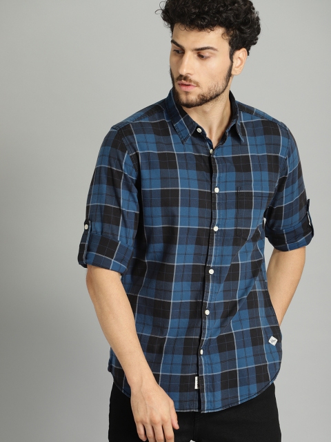 

The Roadster Lifestyle Co Men Blue & Black Regular Fit Checked Casual Shirt