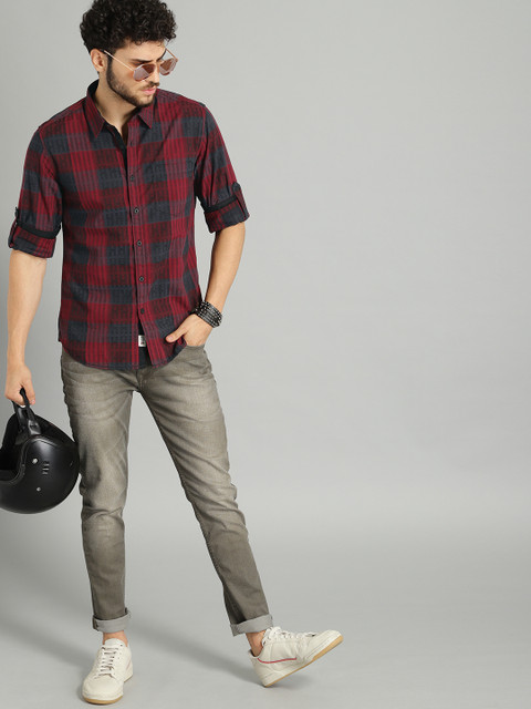 

The Roadster Lifestyle Co Men Maroon & Navy Blue Regular Fit Checked Casual Shirt