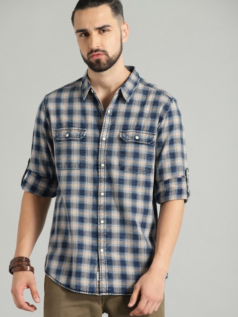 

Roadster Men Navy Blue & Beige Regular Fit Checked Casual Shirt
