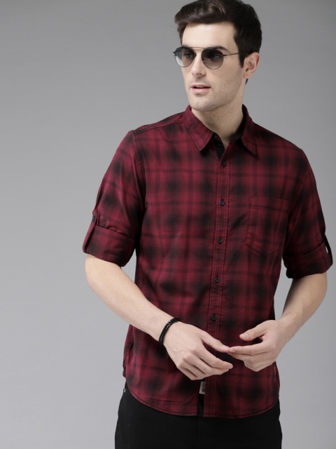 

The Roadster Lifestyle Co Men Maroon & Black Regular Fit Checked Casual Shirt