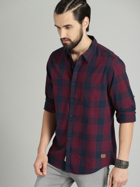 

Roadster Men Maroon & Navy Blue Regular Fit Checked Casual Shirt