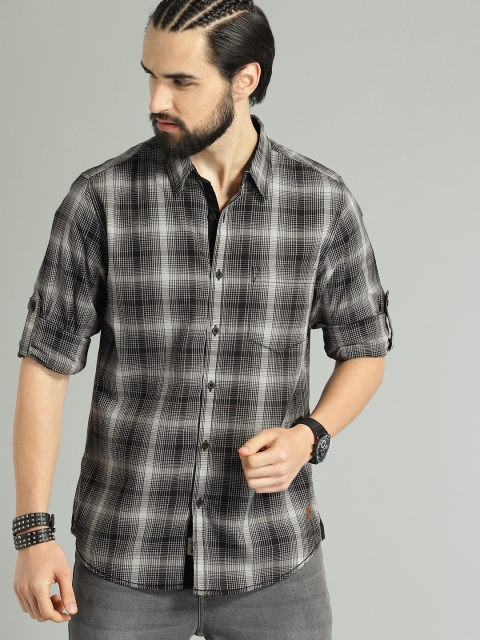 

The Roadster Lifestyle Co Men Black & Grey Regular Fit Checked Casual Shirt