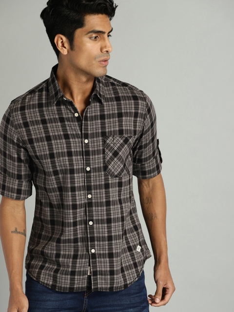 

Roadster Men Grey & Black Regular Fit Checked Casual Shirt
