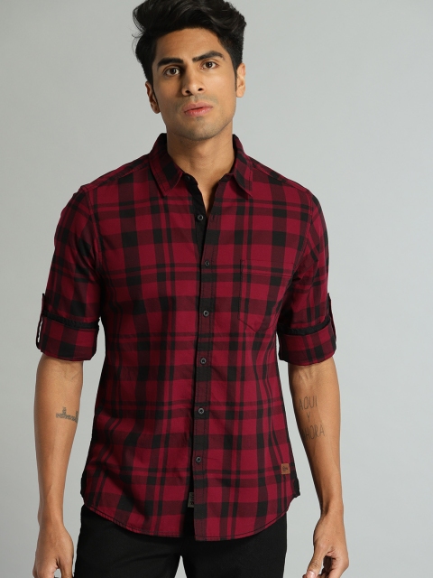 

Roadster Men Maroon & Black Regular Fit Checked Casual Shirt