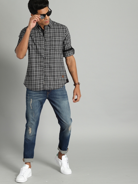 

Roadster Men Grey & Black Regular Fit Checked Casual Shirt