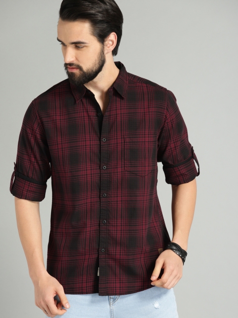 

Roadster Men Maroon & Black Regular Fit Checked Casual Shirt