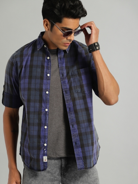 

The Roadster Lifestyle Co Men Navy Blue & Black Regular Fit Checked Casual Shirt