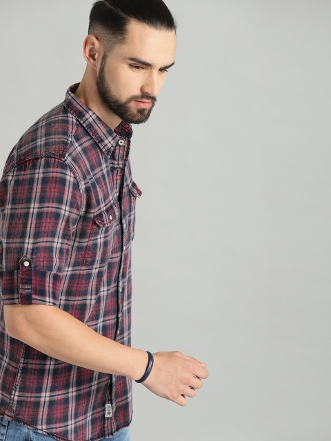 

The Roadster Lifestyle Co Men Navy Blue & Red Regular Fit Checked Casual Shirt