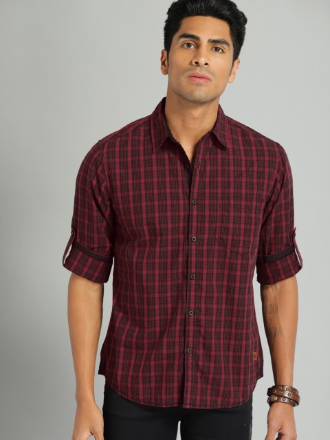 

The Roadster Lifestyle Co Men Maroon & Black Regular Fit Checked Casual Shirt