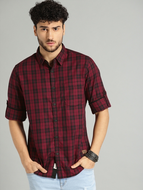 

Roadster Men Maroon & Black Regular Fit Checked Casual Shirt