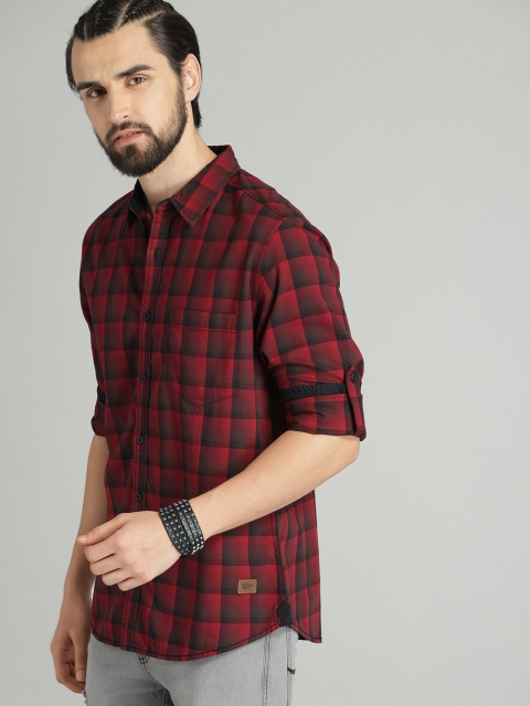 

Roadster Men Red & Black Regular Fit Checked Casual Shirt