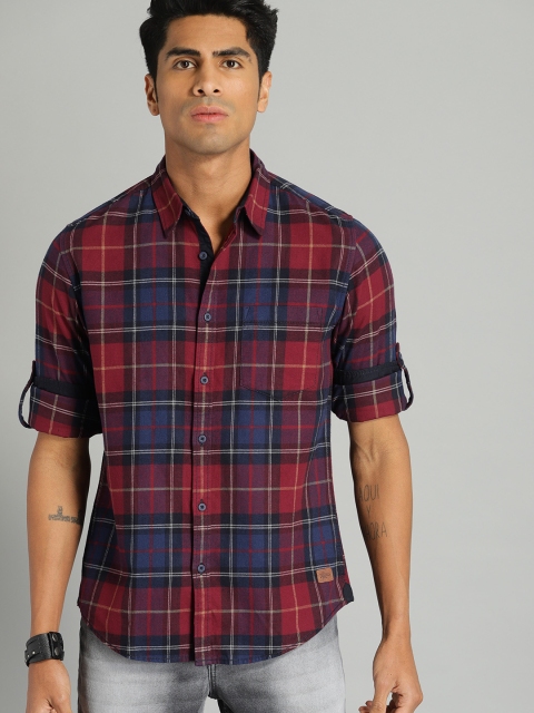 

The Roadster Lifestyle Co Men Blue & Maroon Regular Fit Checked Casual Shirt