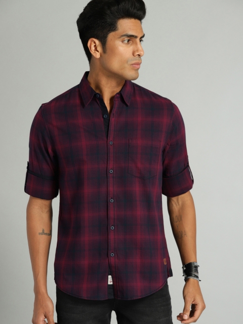 

The Roadster Lifestyle Co Men Maroon & Navy Blue Checked Casual Shirt
