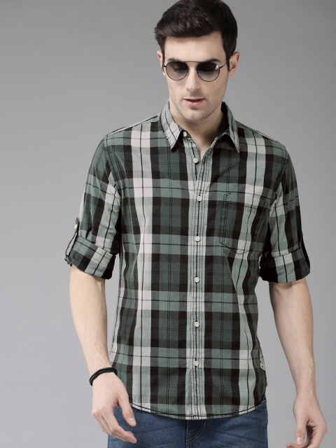 

The Roadster Lifestyle Co Men Green & White Regular Fit Checked Casual Shirt
