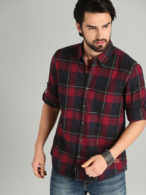 

The Roadster Lifestyle Co Men Navy Blue & Red Checked Casual Shirt
