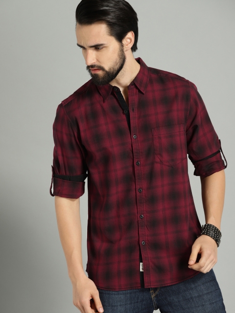 

Roadster Men Maroon & Black Regular Fit Checked Casual Shirt