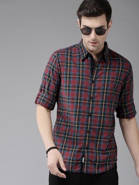 

The Roadster Lifestyle Co Men Maroon & Black Regular Fit Checked Casual Shirt