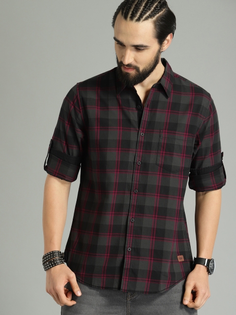 

The Roadster Lifestyle Co Men Black & Red Regular Fit Checked Casual Shirt