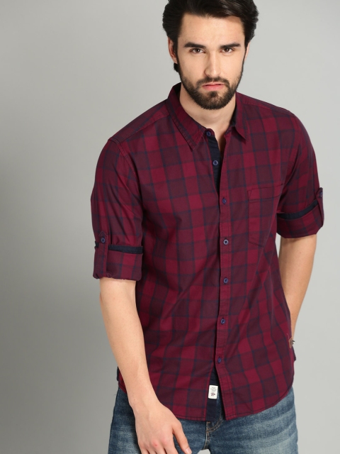 

Roadster Men Maroon & Navy Blue Checked Casual Shirt