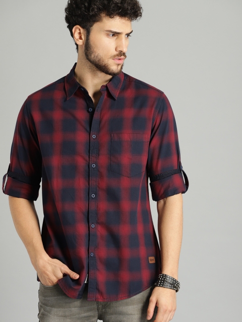 

Roadster Men Navy Blue & Red Regular Fit Checked Casual Shirt